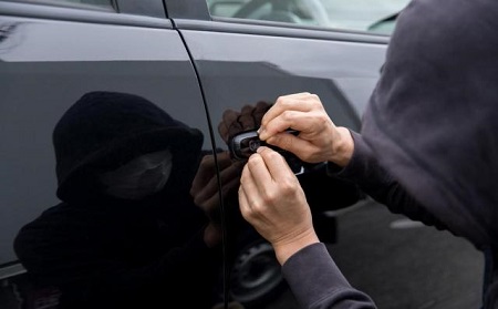 車の盗難で大事なものが奪われたら？GPS発信機と自動車保険で、防ぐ術を知ろう！