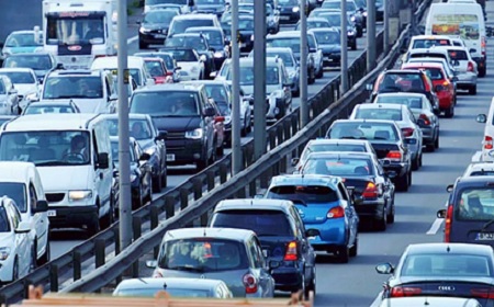 渋滞はもうイヤ！AIと自動車のGPS追跡で解決策を探る！