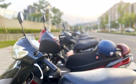 もうバイク駐車場のストレスには耐えられない！GPS発信機が解決法