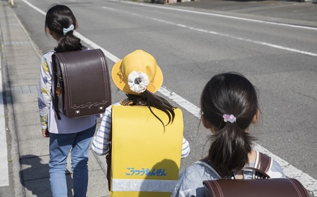危険な通学路を歩く子どもたちに、GPS発信機は本当に役立つのか？